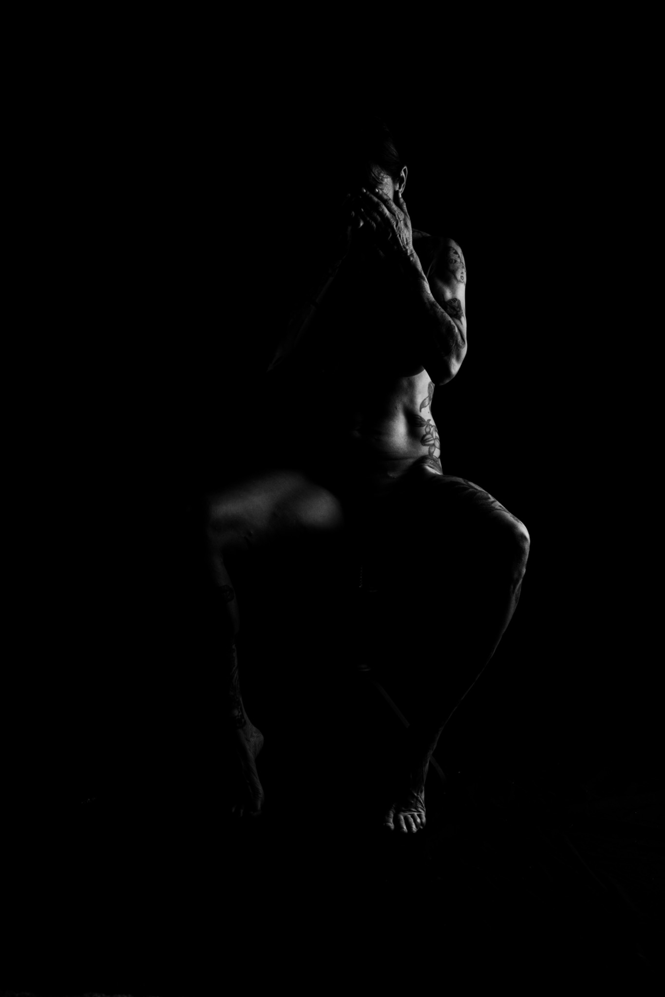 Sandy in THE ROOM, a black and white photographic study by Stefan Sander