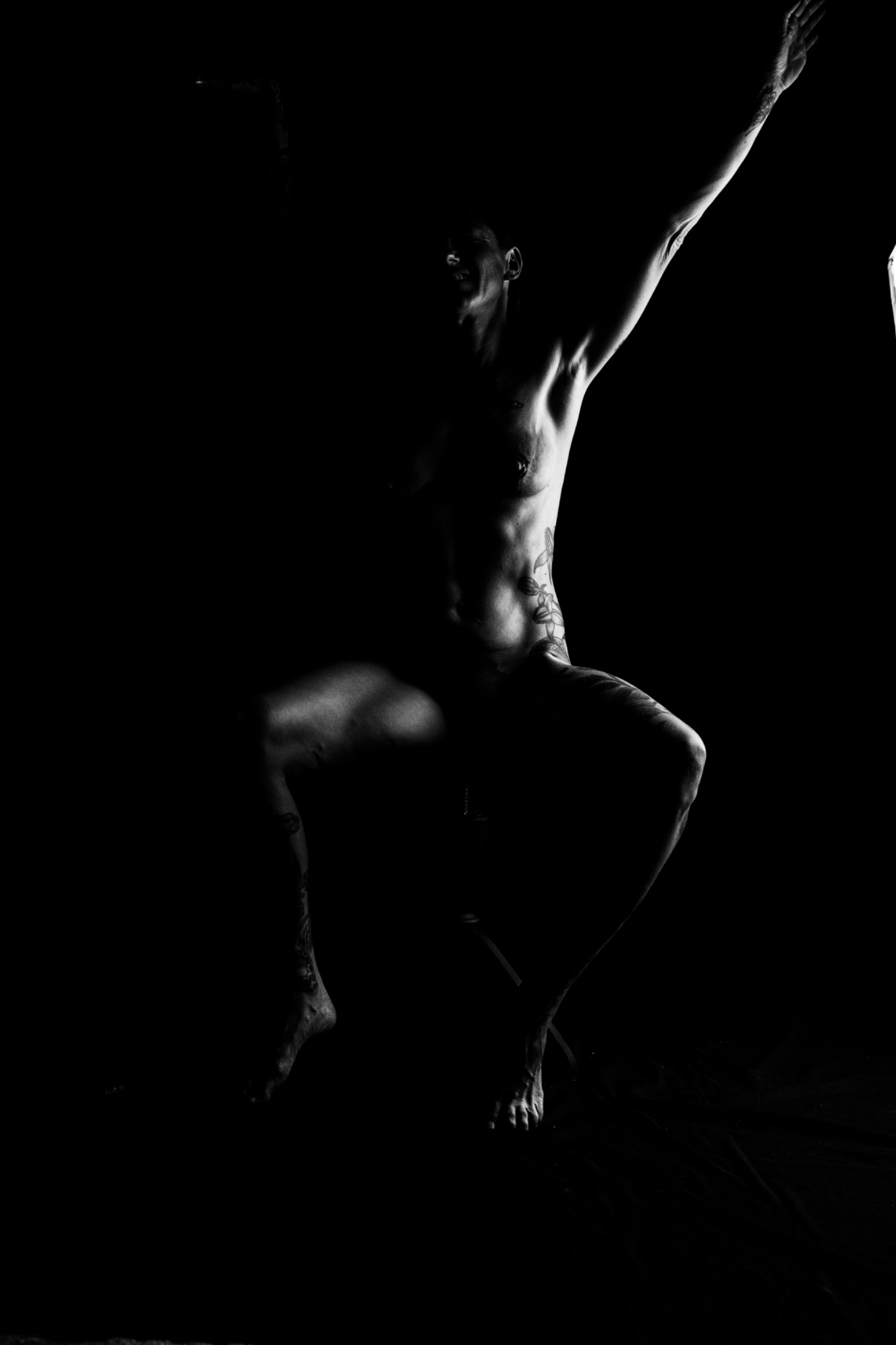 Sandy in THE ROOM, a black and white photographic study by Stefan Sander